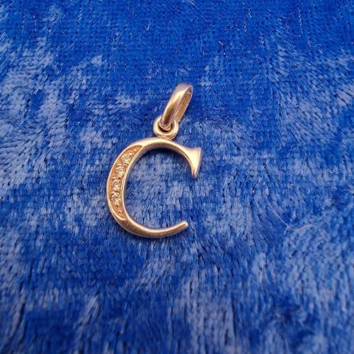 Pendant  letter c 
