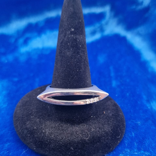 Ring size O  3 Diamonds 