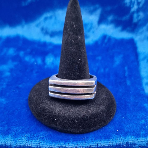 Ring size S 1/2 grooved design