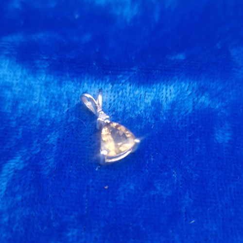 Pendant triangle small stone
