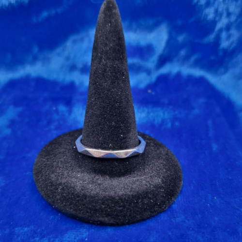 Ring size Q 1/2  geometric Band 